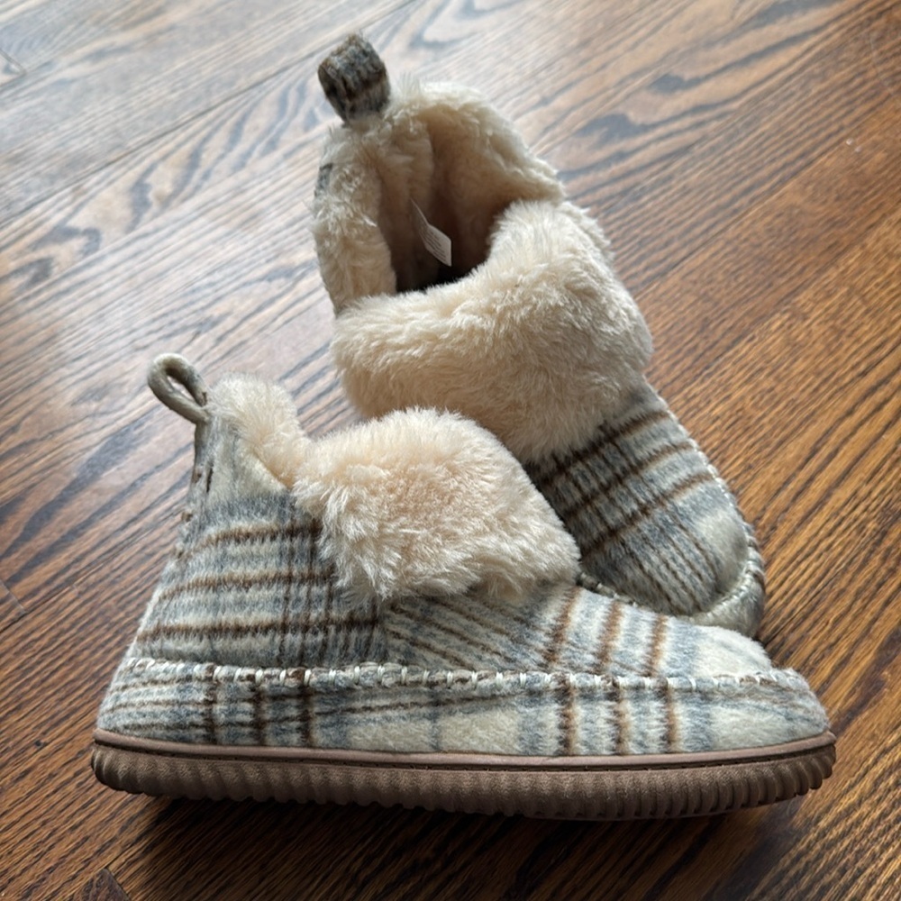 Dearfoams fleece plaid faux fur lined & cuffed pull on hard sole slippers Size 8